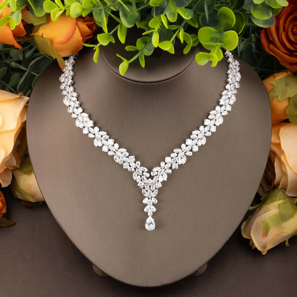 1 set of elegant cubic zirconia leaf-shaped design wedding jewelry set suitable for women to wear at banquets. Gift box not included